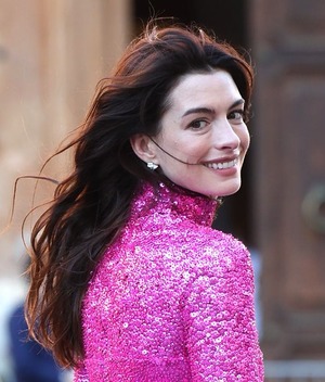 Anne Hathaway se viste de Barbie con minivestido y plataformas rosas