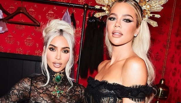 Duelo de curvas: Kim y Khloe Kardashian apuestan por el clásico bikini negro