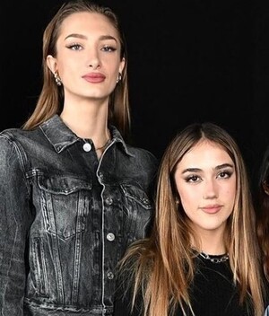 Valentina Paloma, hija de Salma Hayek y Mathilde Pinault en el Paris Fashion Week. (Foto: Instagram).