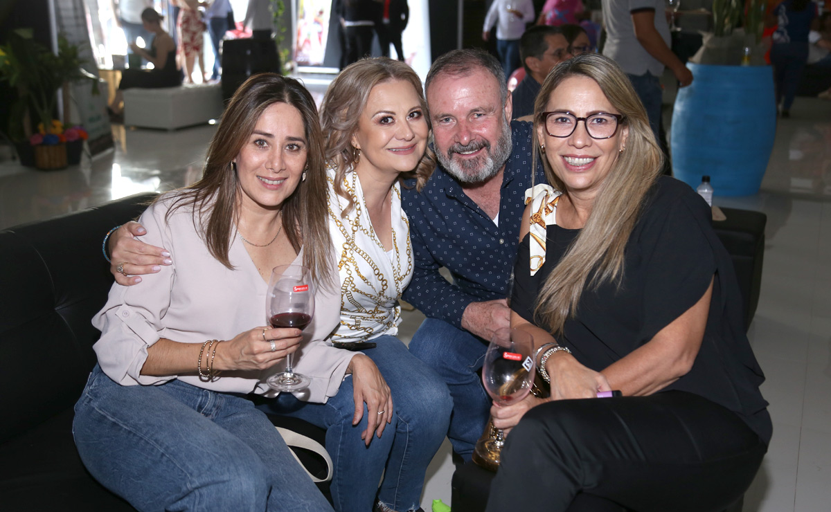 Lily, Mónica, Ángel y Gaby