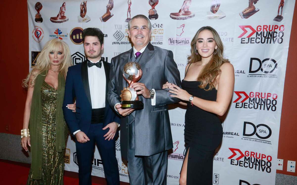 Nora Cantú, Roberto Flores, Roberto Flores y Paulina Flores