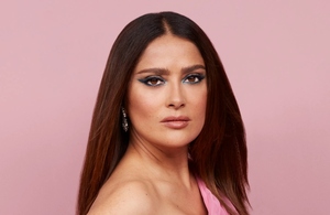 Salma Hayek mueve las caderas IGUAL que Shakira y este video lo comprueba