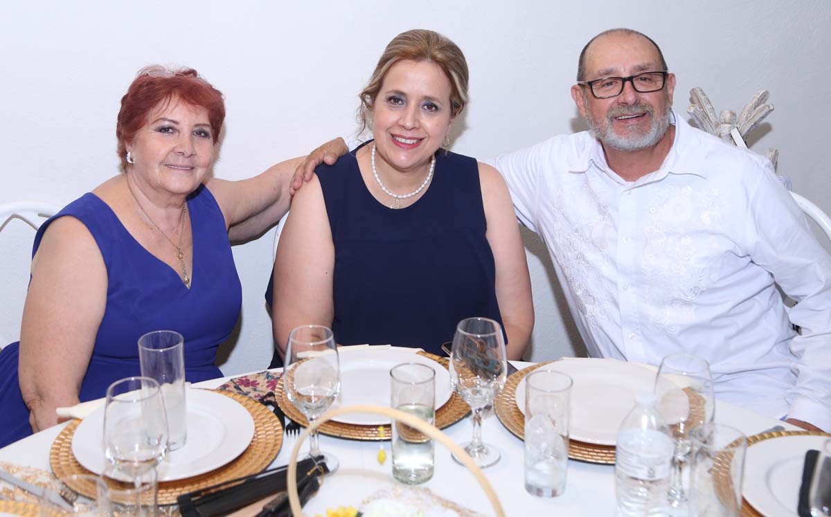 Angélica, Azucena y Juan