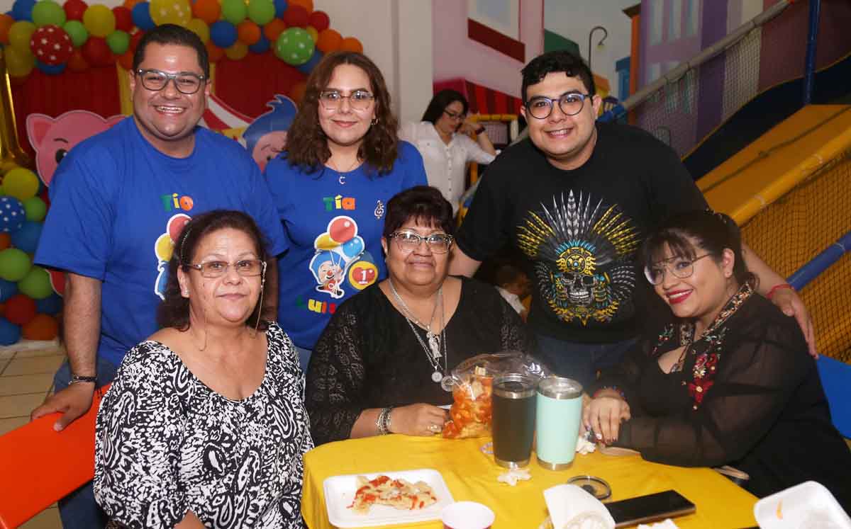Héctor, Cecilia, Daniel, Cecilia, Gris e Issa