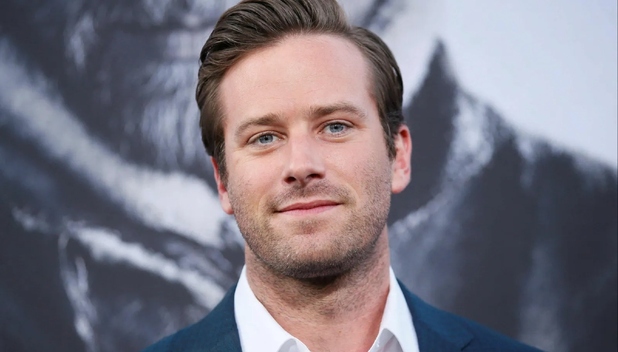 Armie Hammer está en la ruina; así trabaja como empleado en un hotel