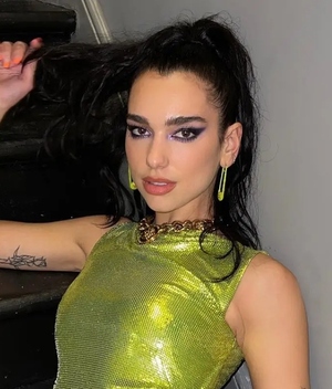 ¡Rompió las reglas! Dua Lipa llevó vestido blanco a una boda y las críticas no paran
