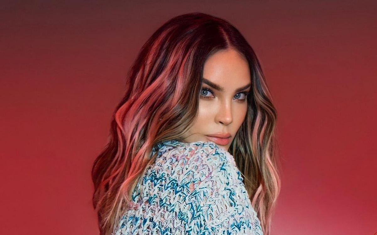 Belinda y cómo llevar una camisa como vestido. (Foto: Instagram).