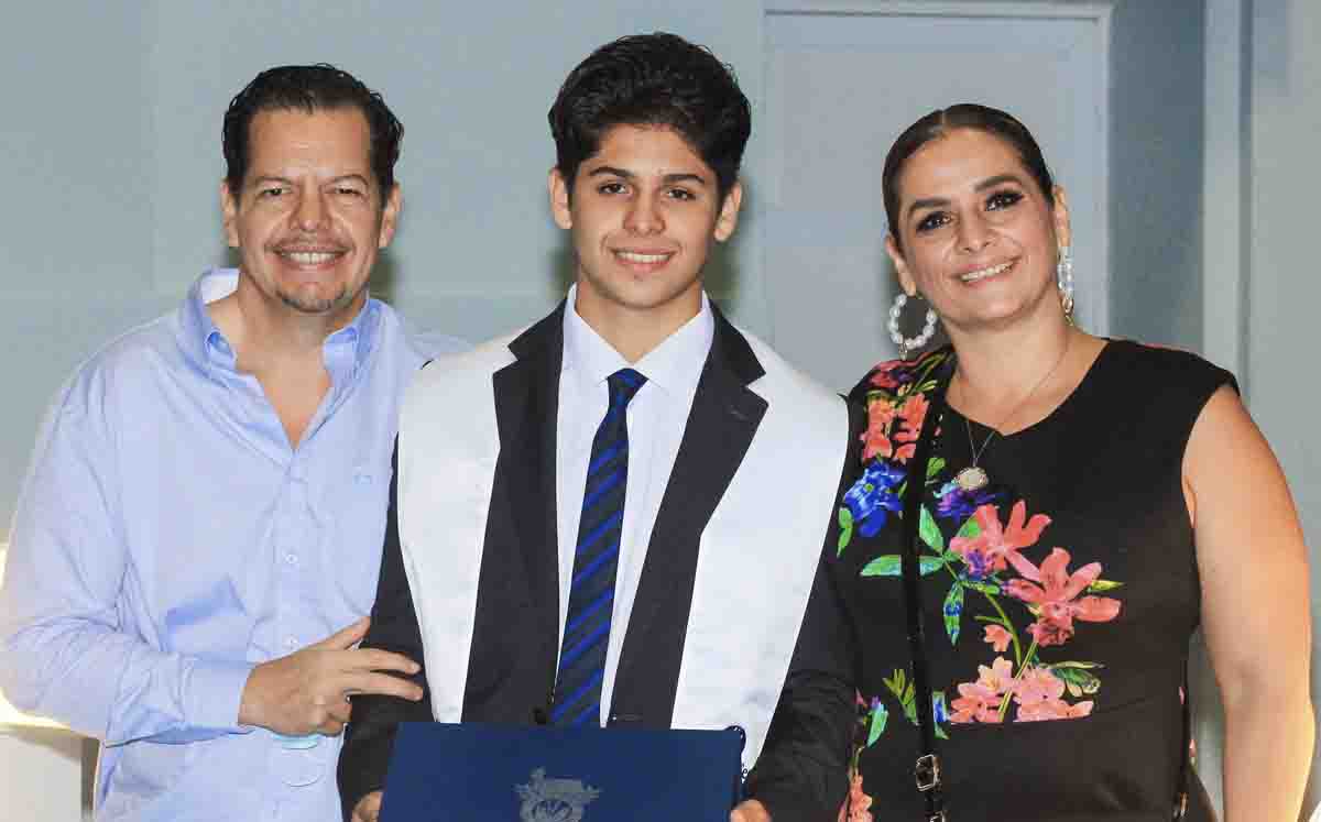 Galardonado junto a su familia / Fotos: José Chang