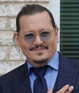 Johnny Depp es captado con misterios mujer pelirroja. (Foto: Instagram).