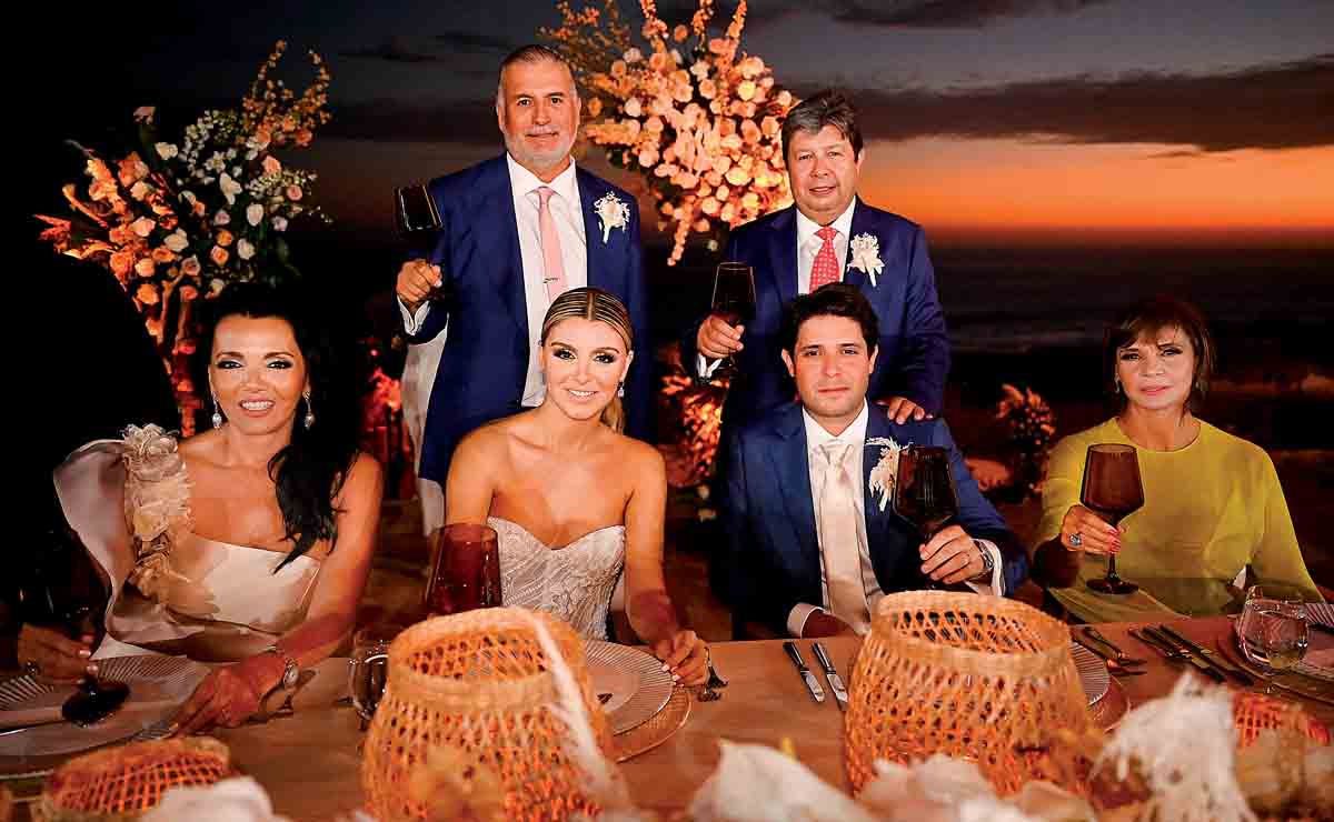 Los novios junto a sus padres / Fotos Alejandro Manzo
