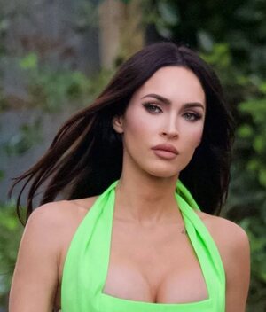 Megan Fox brilla con un crop top fosforescente. (Foto: Instagram).