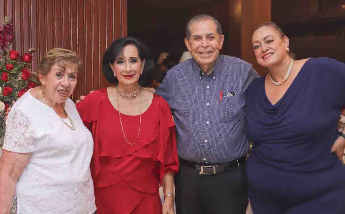 Karen con sus invitados / Fotos:  Dennis Hernández