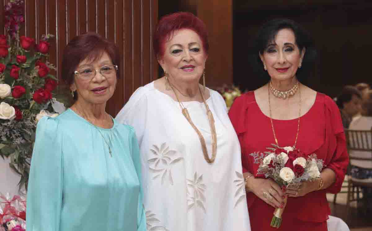 Karen con sus invitadas / Fotos:  Dennis Hernández