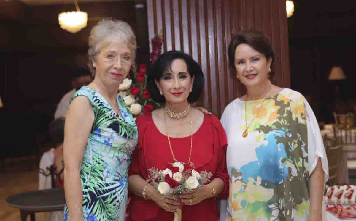 Karen con sus invitadas / Fotos:  Dennis Hernández