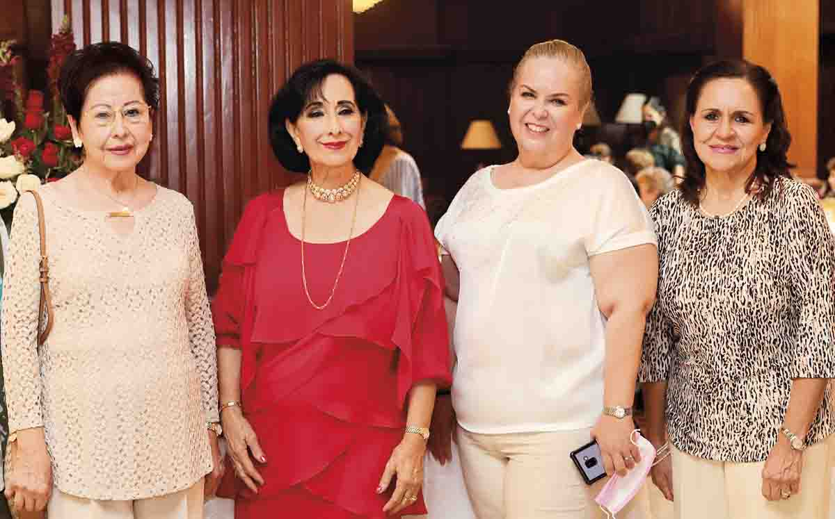 Karen con sus invitadas / Fotos:  Dennis Hernández