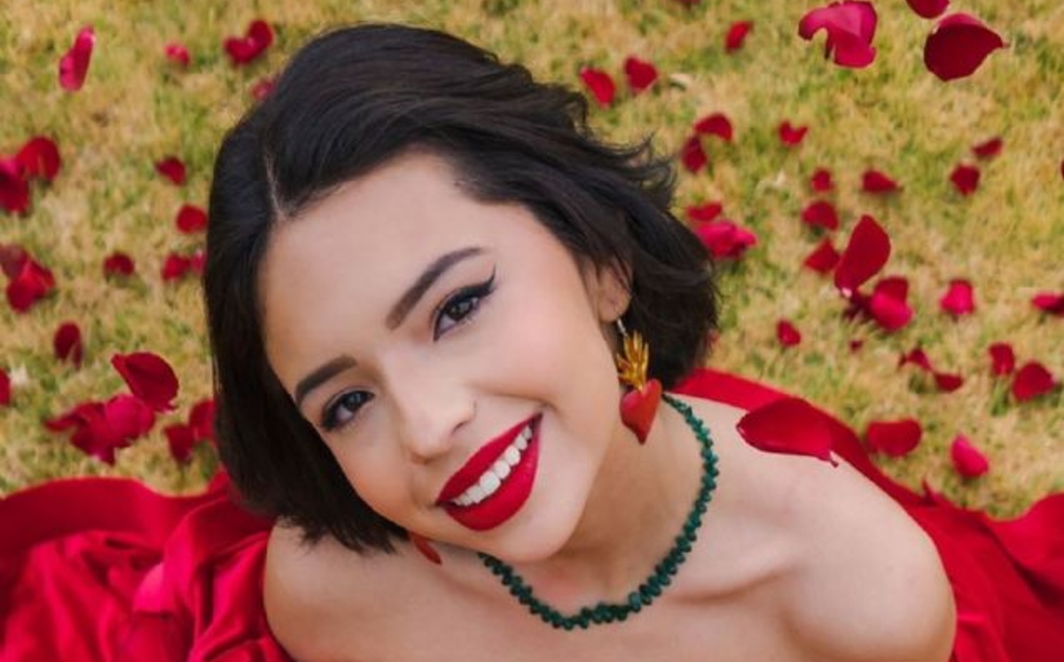 Ángela Aguilar se corona como icono de la moda con ajustado vestido verde