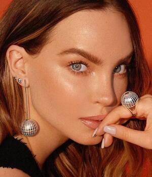 Belinda enamora con look al estilo "mojado"  (Foto: Instagram)