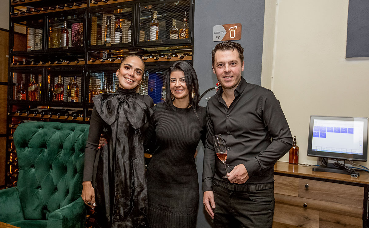 Paola Intandegui, Carolina Villagrán y Emiliano Carbonell