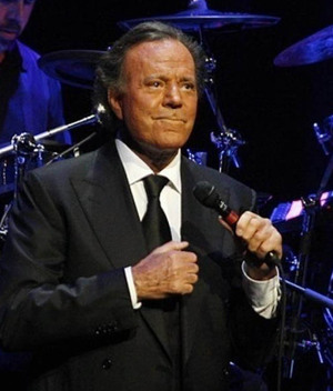 Julio Iglesias atraviesa por un delicado momento de salud, pero no descarta volver a los escenarios (Foto: Cortesía)