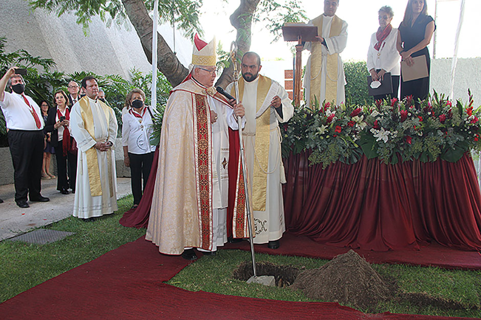 Z. Detalle. Cardenal José Francisco Robles Ortega en la colocacion de la primera piedra