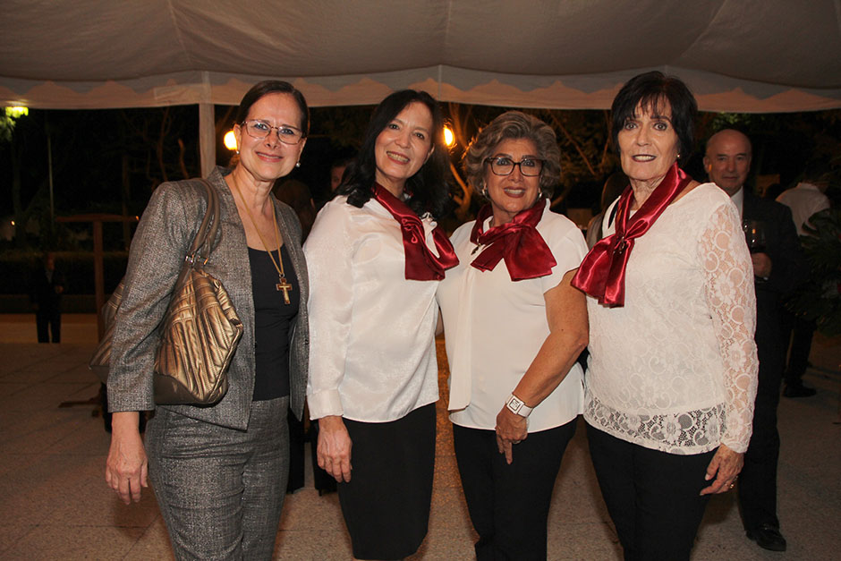 Lupita Corona, Paty Serratos, Mago Godínez y Lily de Saro.