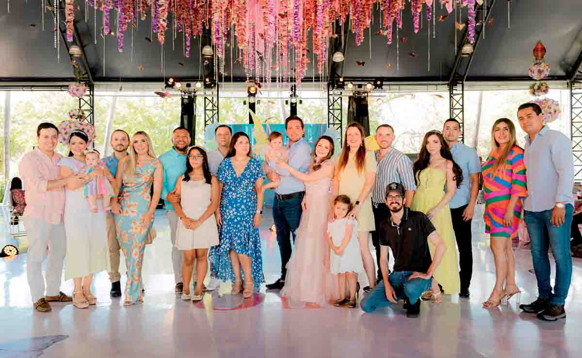 Familia Salinas Rodríguez junto a un grupo de invitados y la festejada / Fotos: Cristina Quintanar