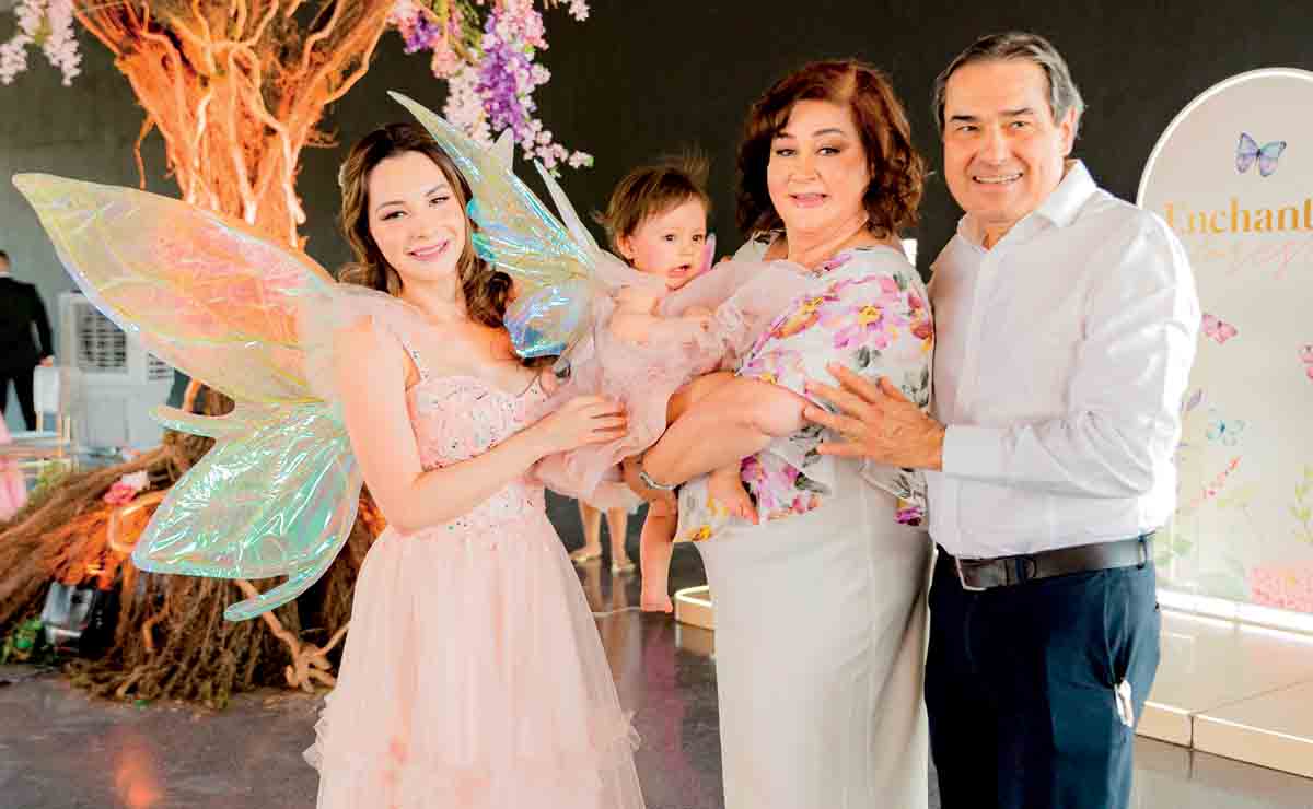 Juana María Montoya y Eugenio Rodríguez junto a Ada Rodríguez y la festejada / Fotos: Cristina Quintanar