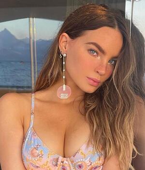 Belinda y el micro bikini arcoiris que impactó en Italia (Foto. Instagram)