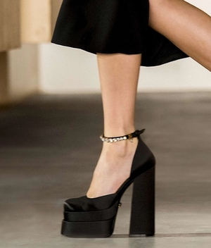 Dónde conseguir el dupe PERFECTO de los tacones tipo Bratz de Versace