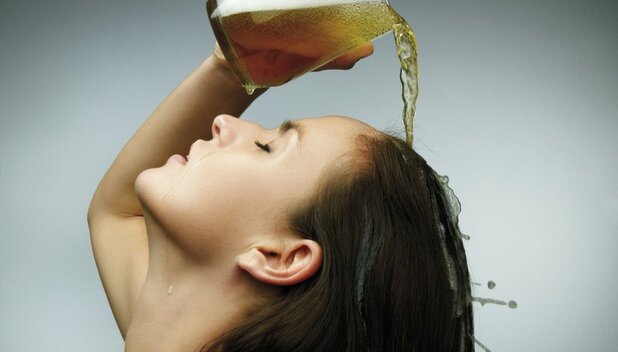 Cabello con caspa: Remedio natural con cerveza (Foto: Getty Images)