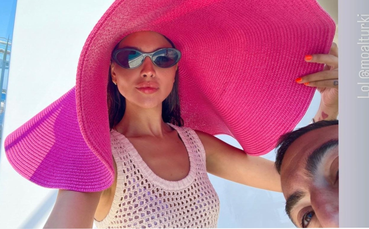 EIZA GONZÁLEZ MAXI SOMBRERO ROSA