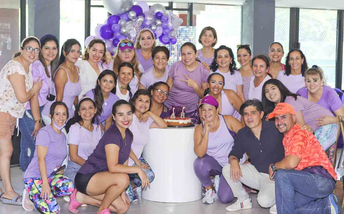 Erika Rivera rodeada de sus invitados / Fotos: Dennis Hernández