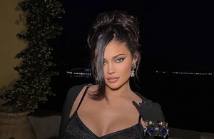 Kylie Jenner trae de vuelta el minivestido negro como la pieza más sexy del año