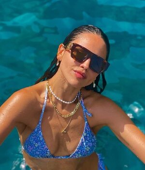 Eiza González presume bikini animal print en sus vacaciones por Italia. (Foto: Instagram).