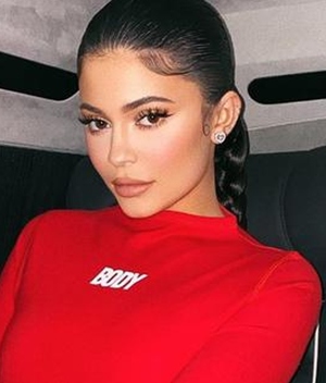 Kylie Jenner celebró sus 25 con un arriesgado vestido de transparencias