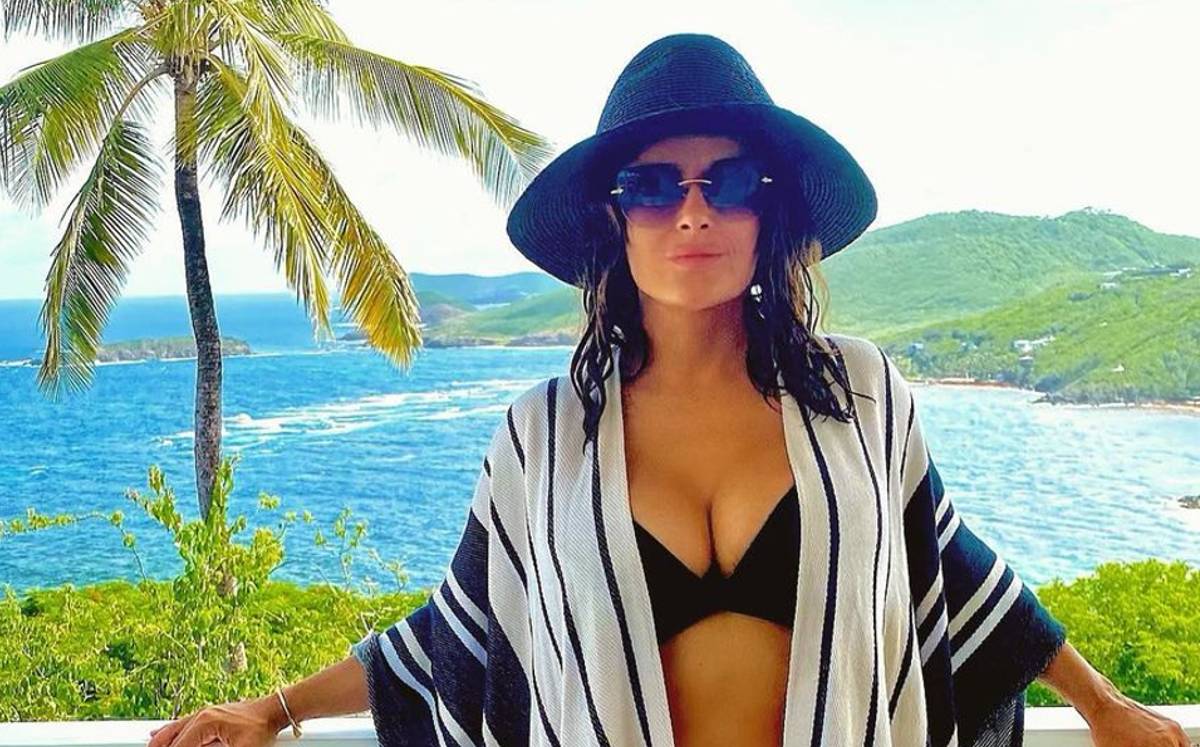 Salma Hayek demuestra que el bikini negro es perfecto a cualquier edad (Foto: Instagram)