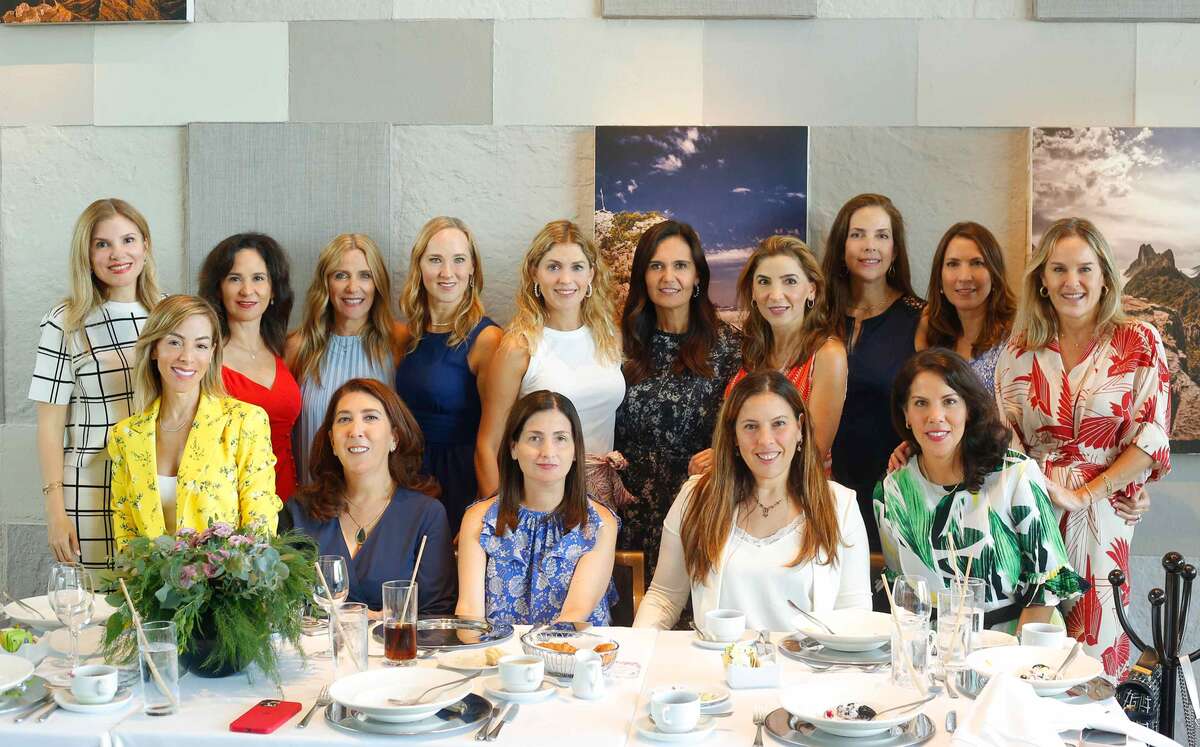 Katia Medina junto a un grupo de amigas