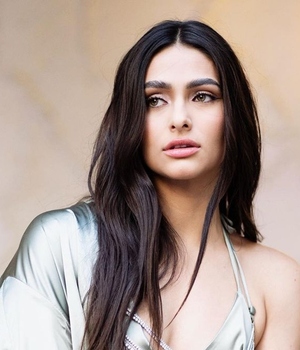 Renata Notni se une a la tendencia del bikini al revés como una verdadera sirena