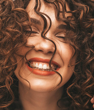 La nueva tendencia del cabello curly y accesorios/ Foto: Cortesía