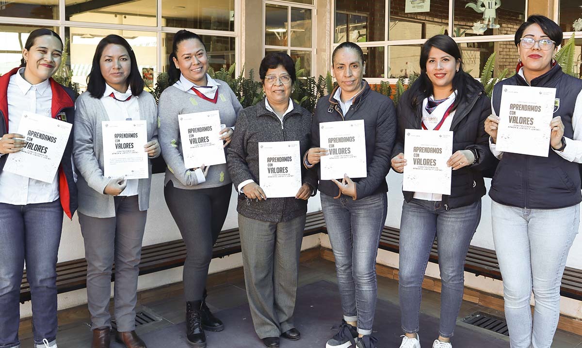 Mtra Leonor Ocaña - Directora de Primaria y docentes del Instituto Las Torres Siglo XXI