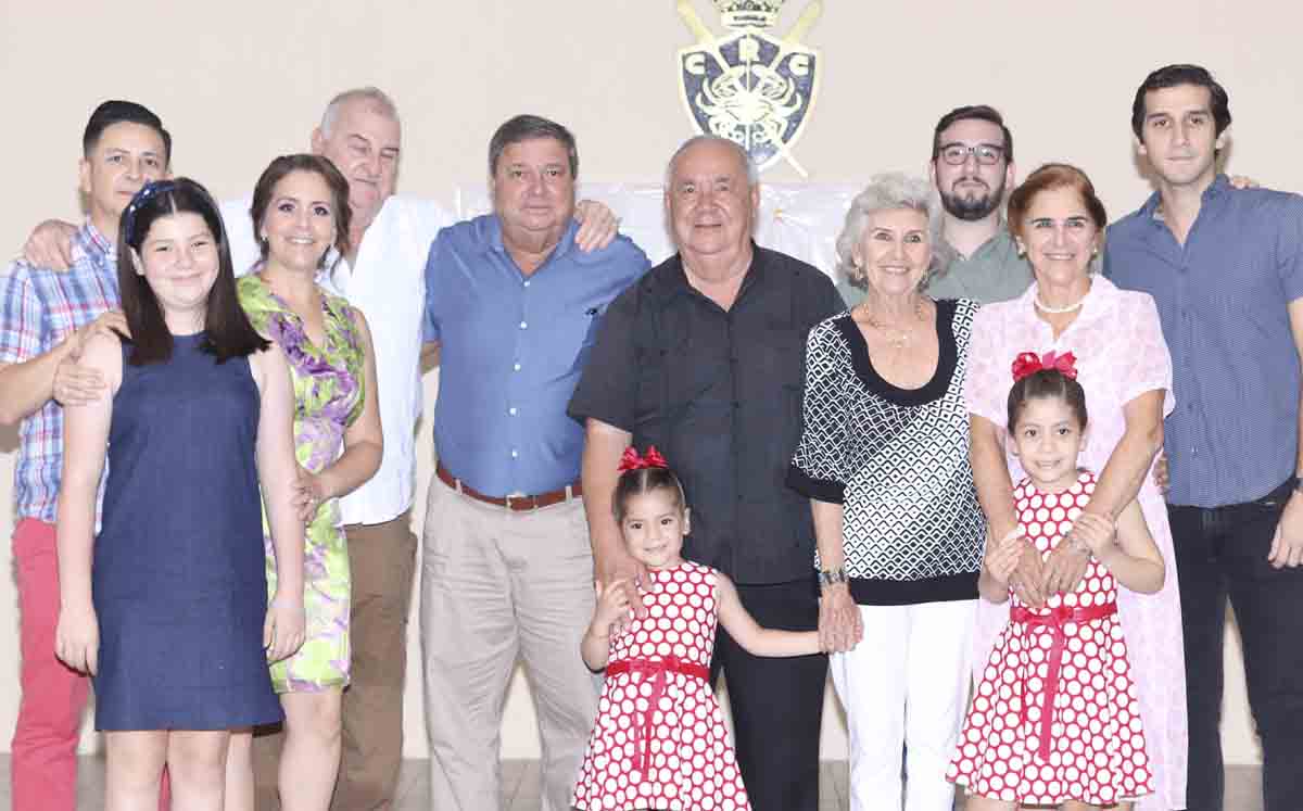 Festejando a Óscar / Fotos: Dennis Hernández