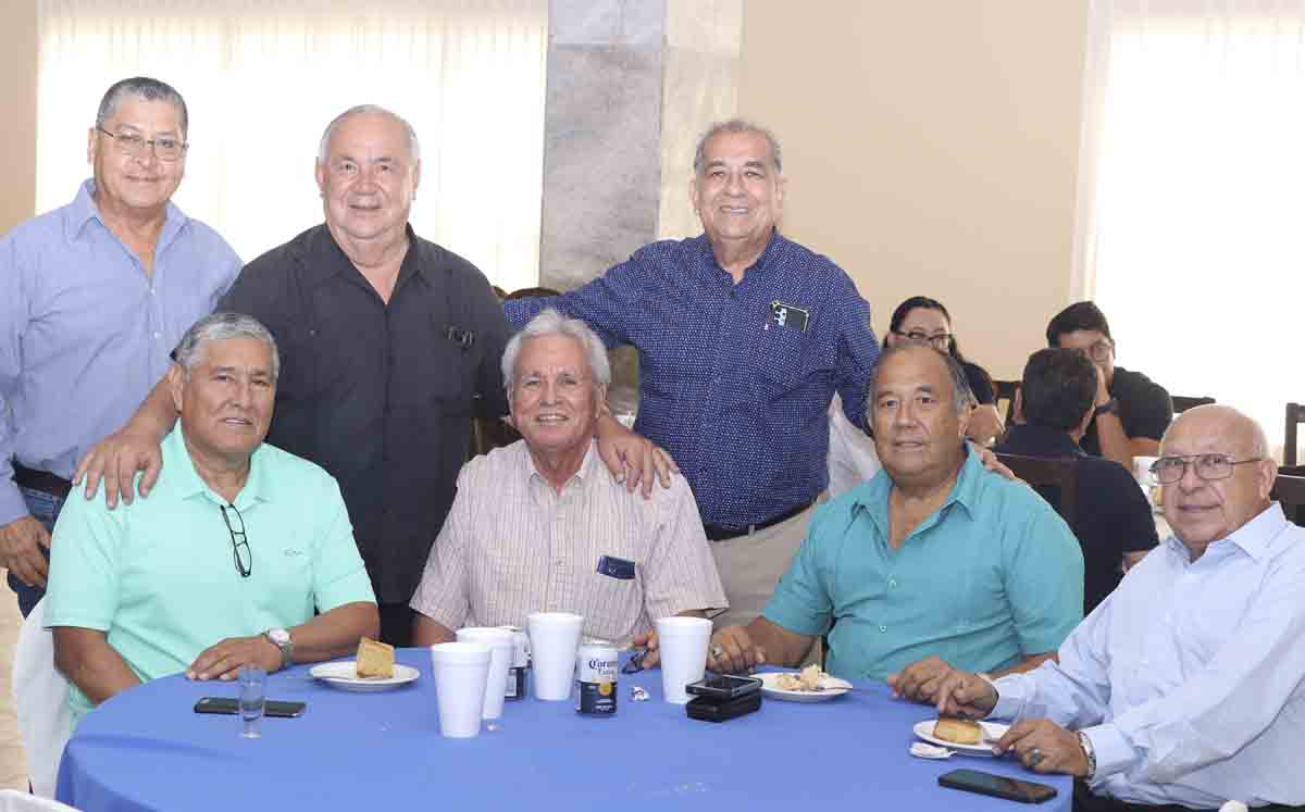 Festejando a Óscar / Fotos: Dennis Hernández