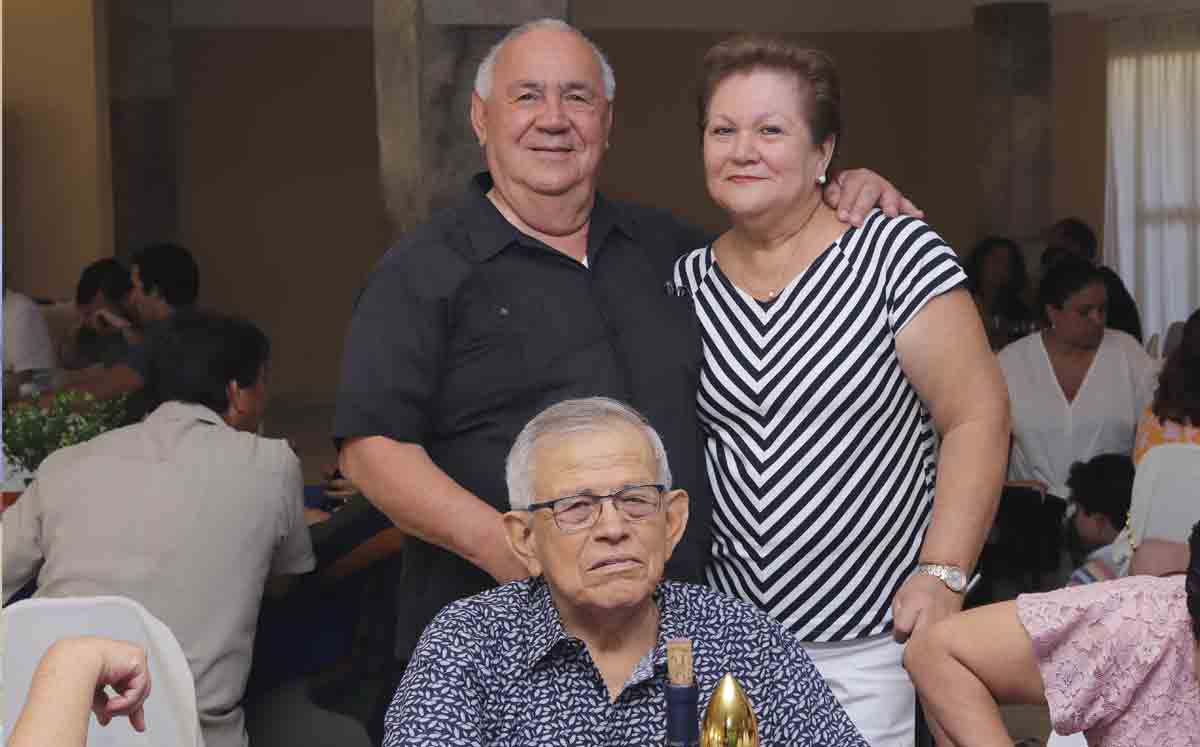 Festejando a Óscar / Fotos: Dennis Hernández
