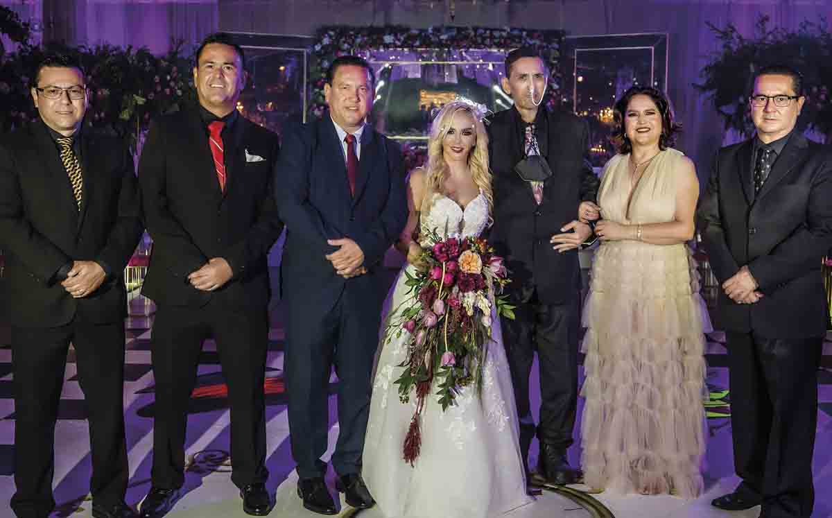 Iván Hernández, óscar gonzálo Hernández, Óscar genaro Hernández, la novia, Sergio Hernández, Marlene Hernández y Víctor Hernández / Fotos: Diego Romer
