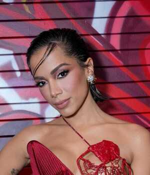 Anitta luce trevido vestido rojo en MTV Video Music Awards 2022. (Foto: Getty Images).
