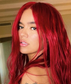 Karol G desafía las restricciones de Instagram como una bomba pelirroja