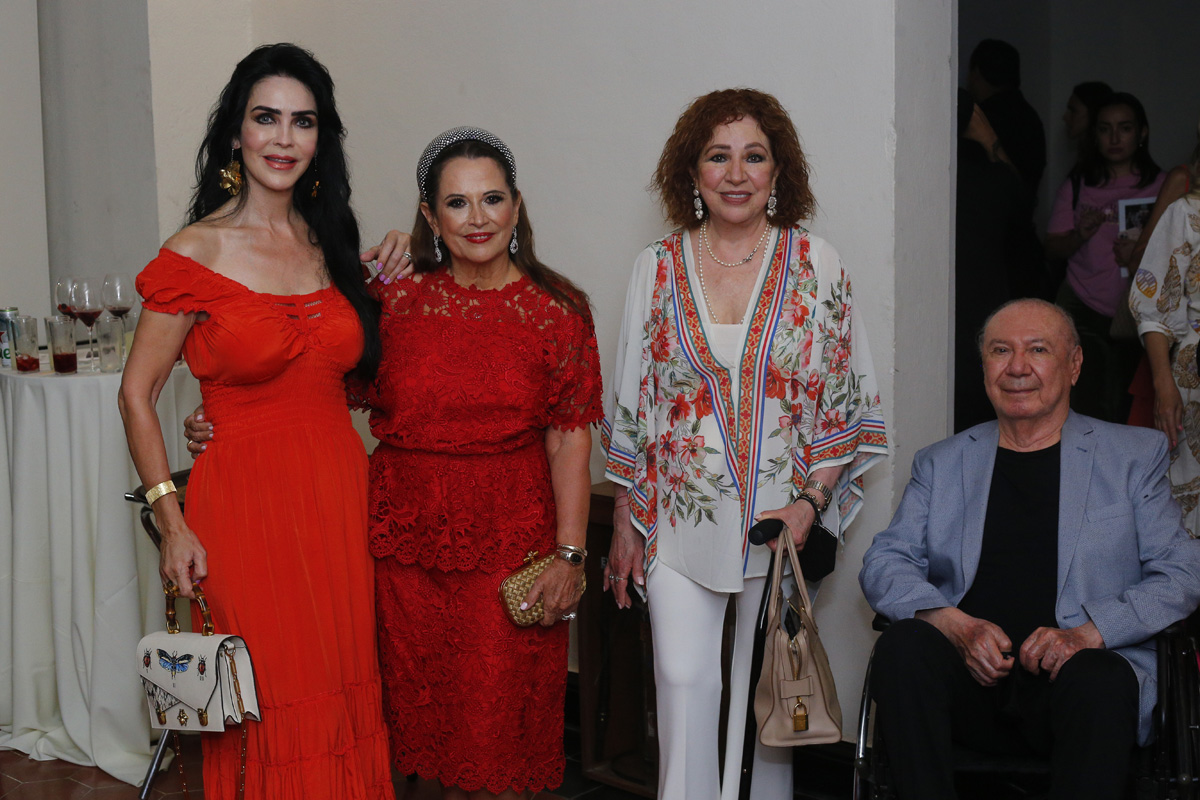 Martha Martínez de Ruiz, Elvira Lozano de Todd, Irene Múzquiz de Karren y David Karren