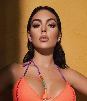 Georgina Rodríguez y el bikini más favorecedor para mamás; estiliza el abdomen. (Foto: Instagram).