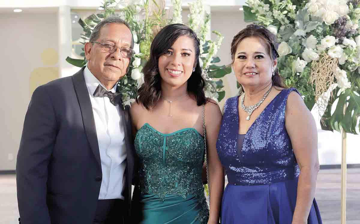 Familia del novio. Vicente Méndez, Edith Méndez y Alma Mancha/ Fotos: Dennis Hernández