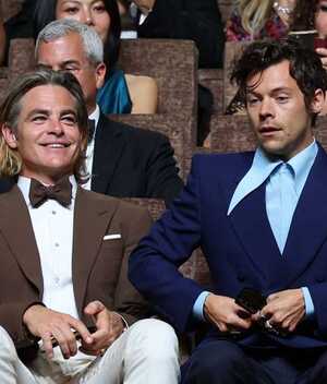 Harry Styles escupe a Chris Pine y besa a Nick Kroll. (Foto: Instagram).